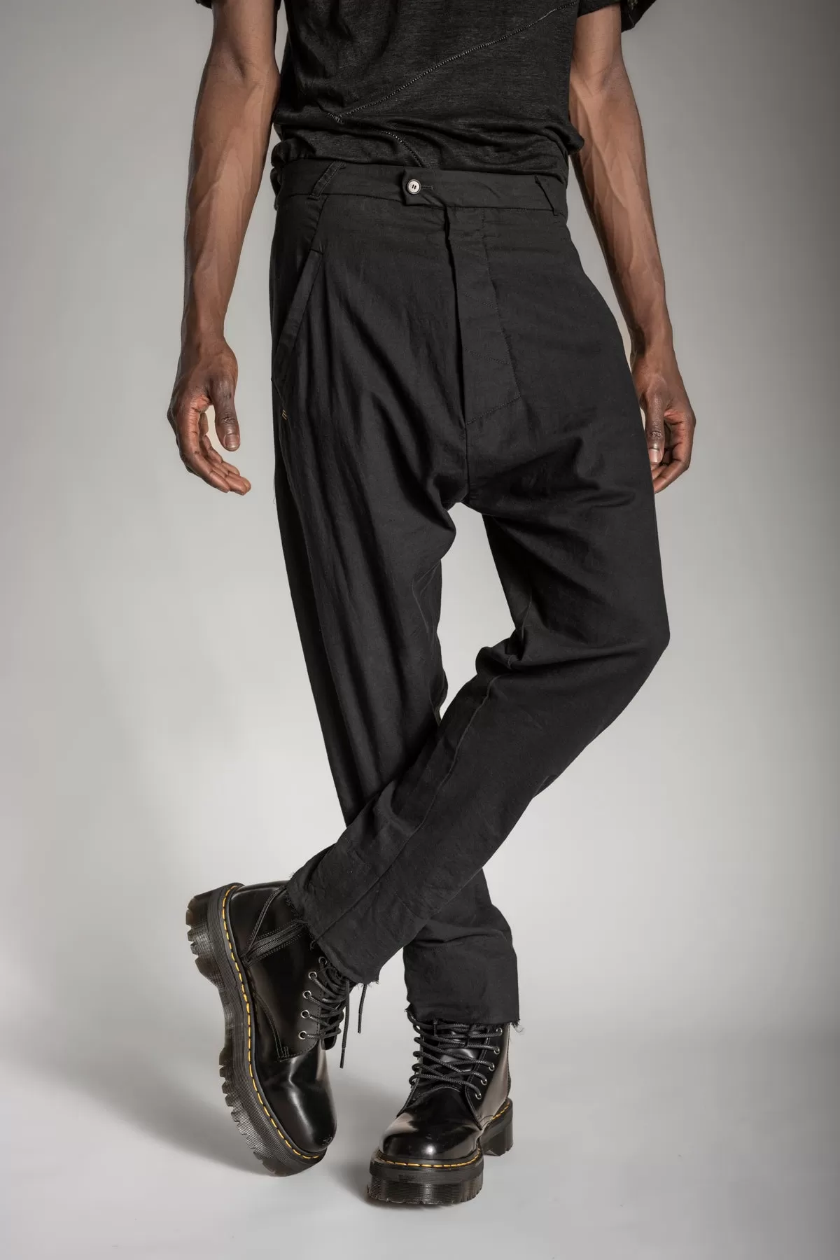 eigensinnig wien | Allegro | Elegante Drop Crotch Pants für Herren und Damen in Schwarz