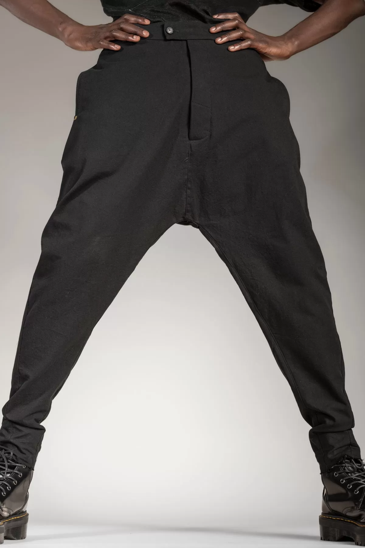 eigensinnig wien | Montesquieu | Schwarze Drop Crotch Pants aus japanischer Baumwolle