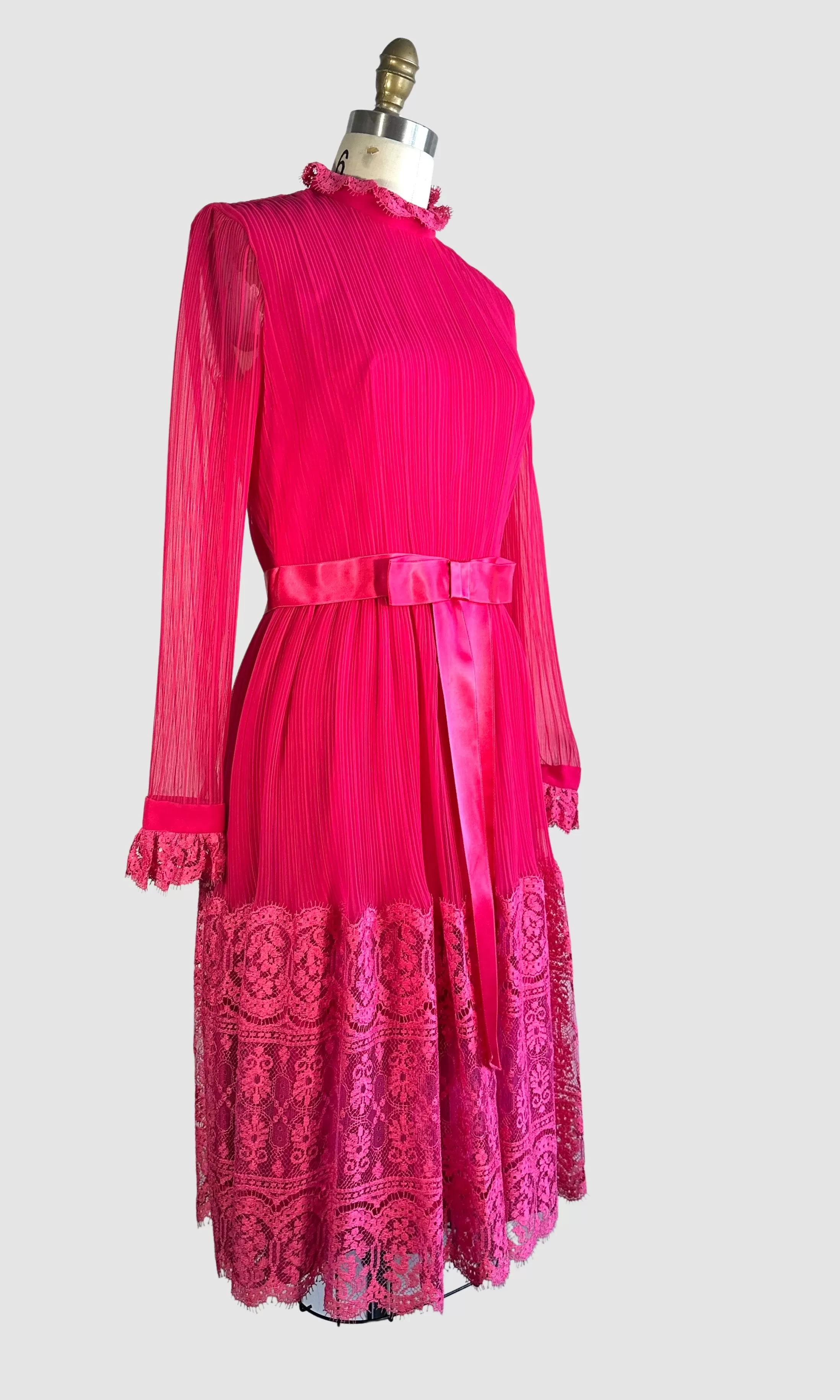 MISS ELLIETTE California 60s Hot Pink Dress w/ Chantilly Lace  Small