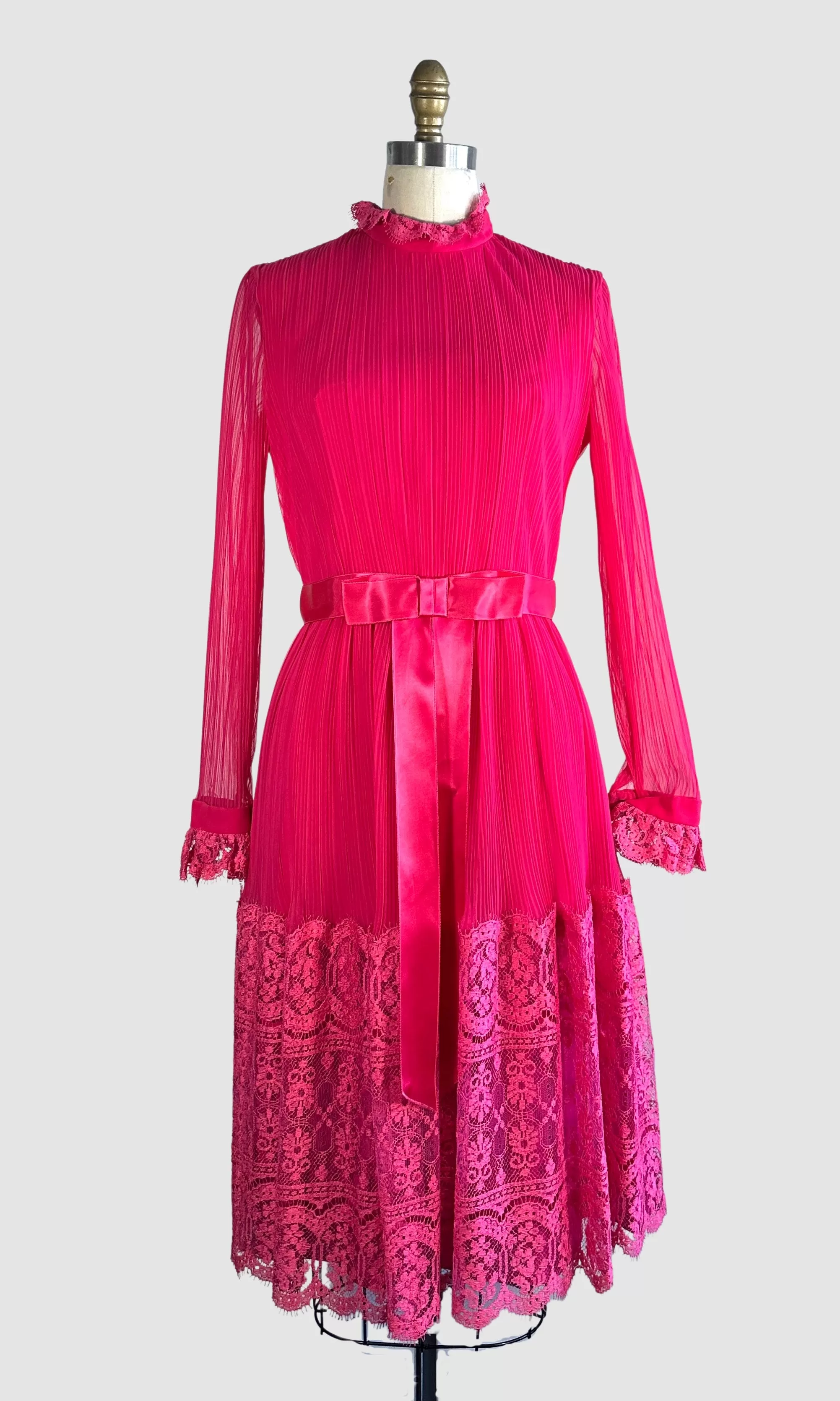 MISS ELLIETTE California 60s Hot Pink Dress w/ Chantilly Lace  Small